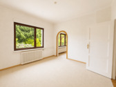 1 EG Geräumiges Esszimmer mit Zugang zum Wohnzimmer und Ausblick zur Terrasse.png - Einfamilienhaus mit 110,00 m&sup2; in Berlin zum Kaufen