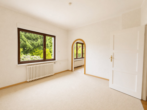 1 EG Geräumiges Esszimmer mit Zugang zum Wohnzimmer und Ausblick zur Terrasse.png - Einfamilienhaus mit 110,00 m&sup2; in Berlin zum Kaufen