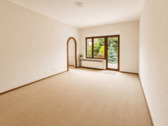 1 EG Wohnzimmer mit direktem Zugang zur Terrasse.png - 