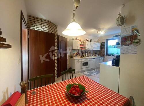 Küche mit Zugang zum Wohnbereich - 