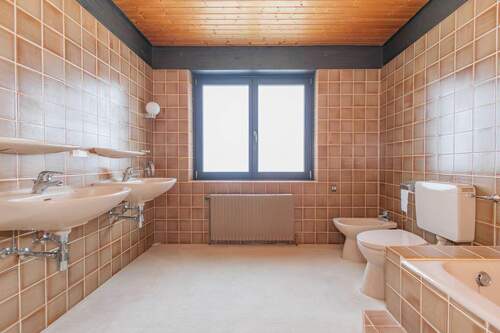 Wannenbad mit zwei Waschplätzen - 