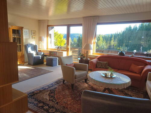 Wohnzimmer, Blick nach Süden - 8 Zimmer Einfamilienhaus in Furtwangen