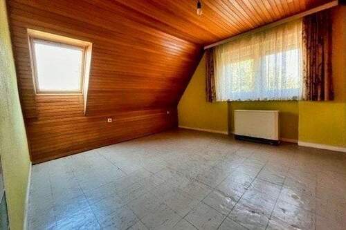 Zimmer im Dachgeschoss - 