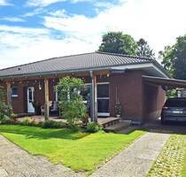 Perfekt für die junge Familie! Renovierter Walmdach-Bungalow mit 4 Zimmern, schönem Garten und Sauna - Varel