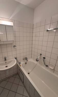 Bad mit Badewannendusche - 3 Zimmer Etagenwohnung zur Miete in Würzburg