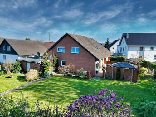 Hausansicht - Wohnen mit Gartenfreude: Doppelhaushälfte in Sackgassenlage