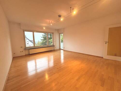 Wohnzimmer - Sofort bezugsfreie 3-Zimmer-Wohnung mit Südwestbalkon in Weinheim