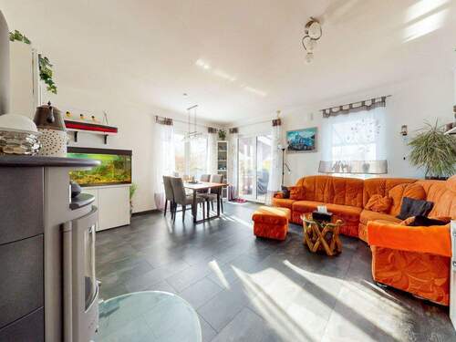 Titelbild - Stilvolles Wohnen in ruhiger Lage - Einfamilienhaus mit Koiteich und überdachter Terrasse