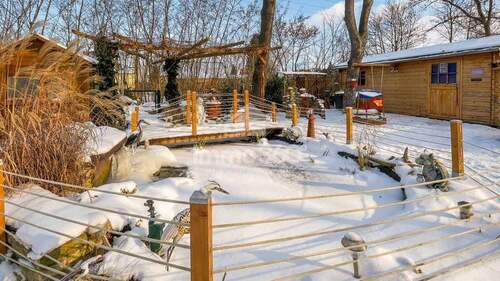 gepflegter Garten mit einem Teich - 