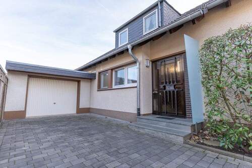 Hauszugang und Garage - 