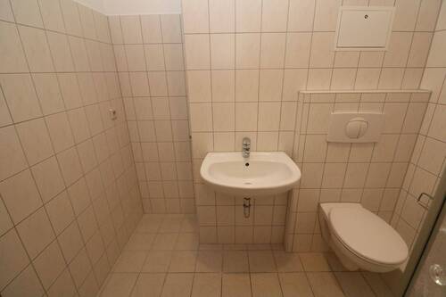 Beispiel Bad mit Wanne - 2 Zimmer Etagenwohnung zur Miete in Freiberg