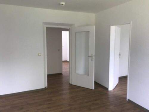 Blick in die helle Wohnung mit neuen Bodenbelägen in Holzoptik.jpg - Helle 2-Zimmer Wohnung mit neuen Bodenbelägen zu vermieten