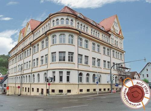 Gebäudeansicht - Lichtdurchflutete & charmante 3-Zimmerwohnung in Tailfingen!