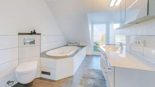 Wannenbad mit Dusche und Fenster - 