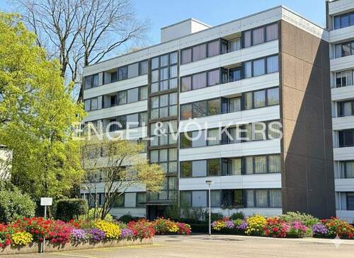 Außenansicht im Sommer - Erkrath-Hochdahl: Zentrale Wohnlage mit idealer Infrastruktur