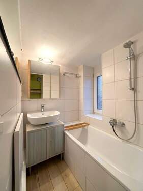 Badezimmer.jpg - Etagenwohnung mit 75,00 m&sup2; in Frankfurt am Main zum Kaufen