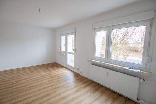 Wohnzimmer - 4-Zimmerwohnung, ganz unten... - 323,00&nbsp;EUR Kaltmiete, ca.&nbsp; 64,50&nbsp;m&sup2;&nbsp;Wohnfl&auml;che