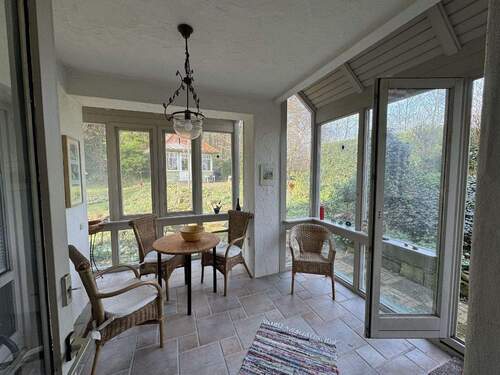 Wintergarten mit Blick in den Garten - 