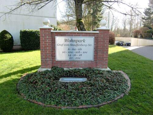 Außenanlage mit Schild Wohnpark - 