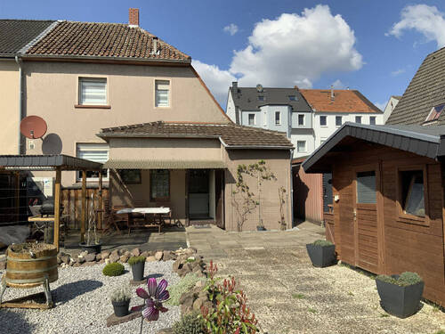 Gartenansicht Immobilie - Gemütliche Doppelhaushälfte mit großem Garten.