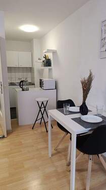 Küche & Essbereich - Löffelfertige 1-Zimmer-Wohnung mit Balkon - Ruhig gelegen & zentral in Fürth