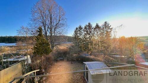 Aussicht auf den idylisch gelegenen Garten und Wiesen und Felder - 