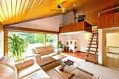 Wohnzimmer mit Zugang Terrasse und großem Garten - 