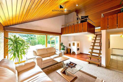Wohnzimmer mit Zugang Terrasse und großem Garten - 