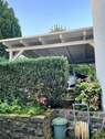 Carport vom Gartenweg aus - 
