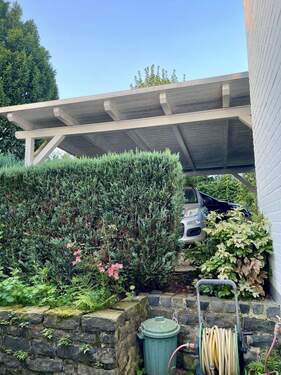 Carport vom Gartenweg aus - 