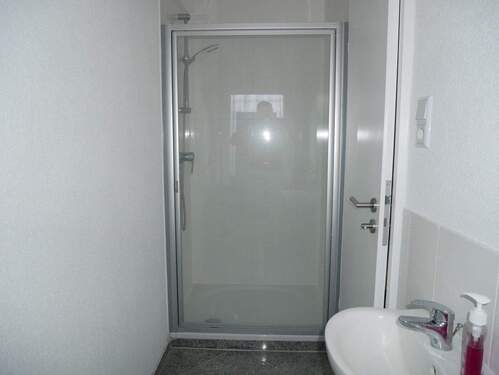Dusche und WC - 1 Zimmer Etagenwohnung zur Miete in Warthausen
