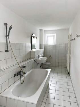 Bad m. Wanne + Fenster - Etagenwohnung mit 80,00 m² in Singen (Hohentwiel) zur Miete