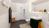 Badezimmer mit bodengleicher Dusche - 
