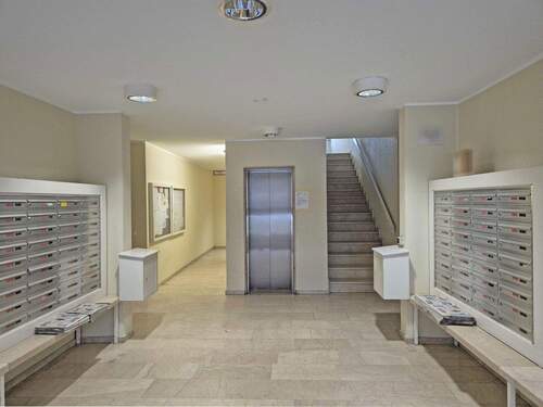 Hauseingang - 1 Zimmer Etagenwohnung zum Kaufen in München