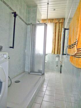 Bad mit Dusche - 