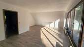 Wohnzimmer - 3-Zimmerwohnung mit ausgebautem Spitzboden