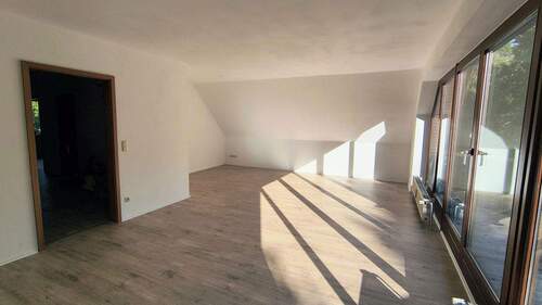 Wohnzimmer - 3-Zimmerwohnung mit ausgebautem Spitzboden