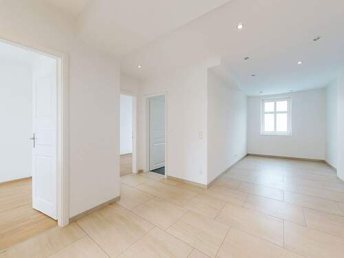 Titelbild - Modern saniert, klassisch geschnitten: 4-Zimmer-Wohnung mit Parkett