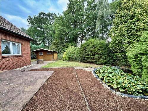 eingefriedeter Garten mit Teichanlage - 