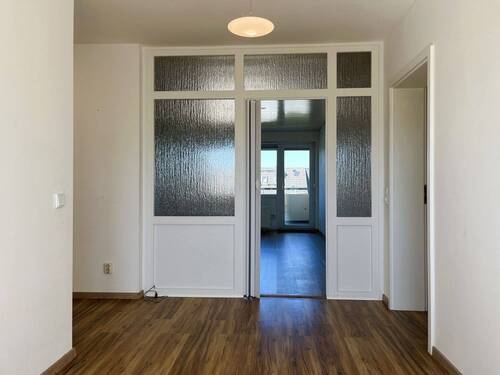 Blick zum Wohnzimmer - Etagenwohnung mit 81,00 m&sup2; in Neu-Isenburg zum Kaufen