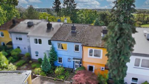 Drohne 1 - Ihr neues Familienparadies wartet - Reihenmittelhaus mit riesigem Potenzial in Hanau!
