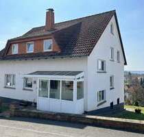 Hünfeld-Nüst: Einziehen statt Warten: Ihr modernisiertes 2-Familienhaus mit Doppelgarage wartet auf Sie!