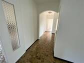 heller Flur im EG - 7 Zimmer Mehrfamilienhaus, Wohnhaus in Hatten