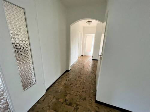 heller Flur im EG - 7 Zimmer Mehrfamilienhaus, Wohnhaus in Hatten