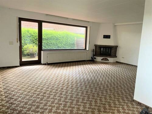 Wohnzimmer mit Kamin - Mehrfamilienhaus, Wohnhaus mit 206,00 m² in Hatten zum Kaufen