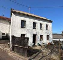 GRENZNÄHE: WOHNHAUS MIT 3 GARAGEN SCHEUNE GARTEN - Merzkirchen / Körrig