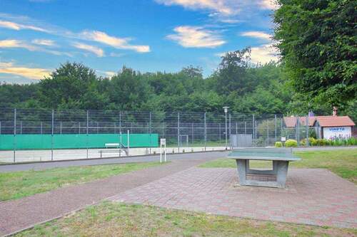 Tischtennis- und Tennisplatz - 