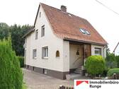 Vorderansicht mit Eingang.jpg - Gepflegtes Zweifamilienhaus mit großem Wintergarten in idyllischer Lage von Bad Münder-Böbber