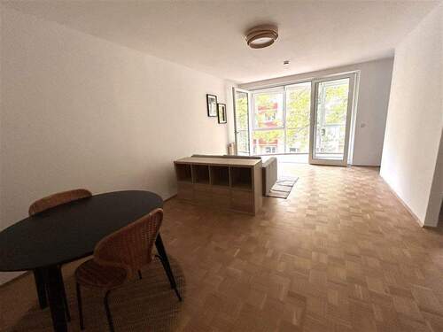 Großer Wohnbereich - 2 Zimmer Etagenwohnung zur Miete in Berlin