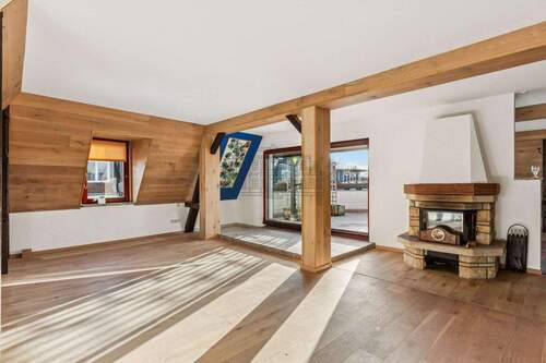 Wohnbereich mit Kamin - 6 Zimmer Etagenwohnung in Markkleeberg